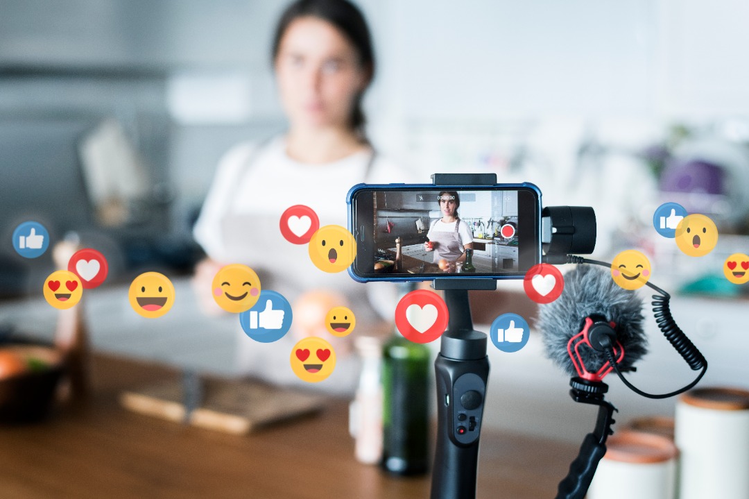 a handphone livestreaming a woman a handphone livestreaming a woman